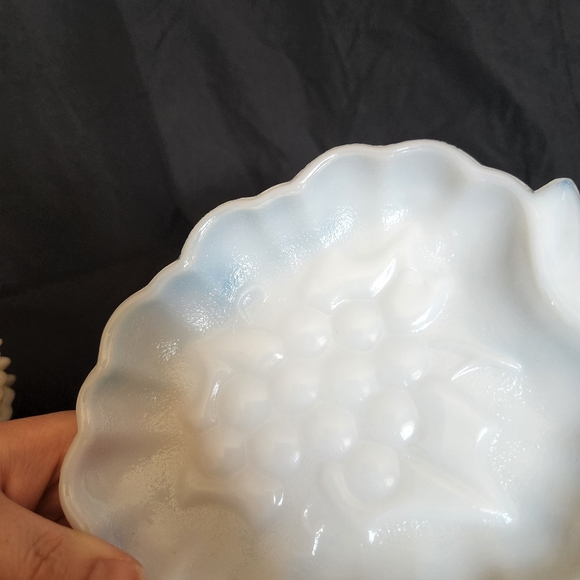 Hazel Atlas Milk Glass Grape Dish set of 4 - Picture 8 of 9